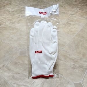 🆕 Authentic Supreme Men’s White Rubberized Gloves FW20